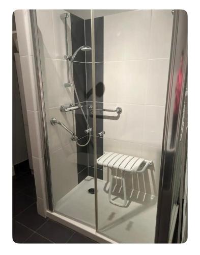 - une cabine de douche en verre avec un banc dans la salle de bains dans l'établissement Magnifique F4 pour 11 personnes à moulins, à Moulins