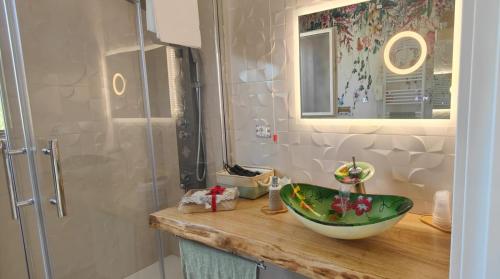a bathroom with a green sink and a shower at GioiaVitae - Bed-in-Botte - Dormire in vigna in Luogosano
