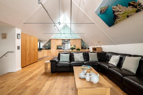 Χώρος καθιστικού στο Atlantic View Coach House, North Cornwall seafront, 5 star Gold