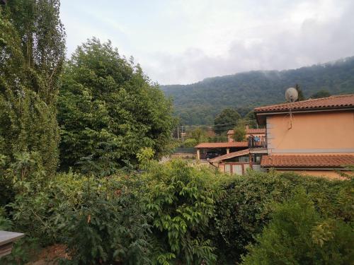 a view of a house with mountains in the background at La casa di Mario in Rocca di Papa