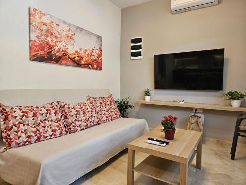 Televisyen dan/atau pusat hiburan di Nereides Apartments Rhodes