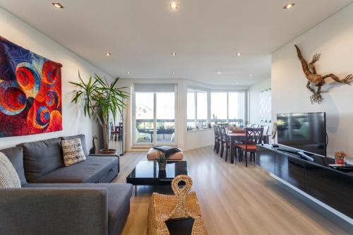 a living room with a couch and a tv at Apartment Casa Verena in Oeiras
