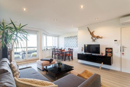 a living room with a couch and a table at Apartment Casa Verena in Oeiras