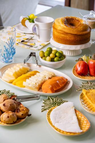 einem Tisch mit verschiedenen Lebensmitteln auf Platten in der Unterkunft Casa 3A Tivoli Ecoresidences in Praia do Forte