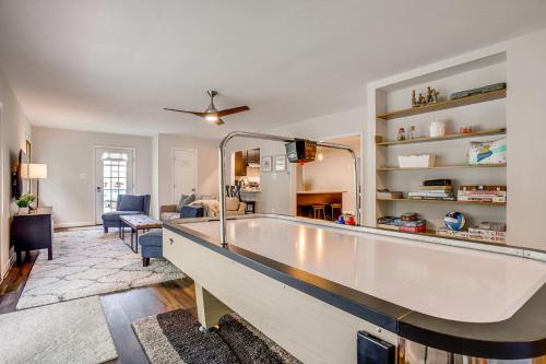 Φωτογραφία από το άλμπουμ του Waterfront Retreat Less Than 4 Mi to Dtwn Cambridge! σε Cambridge