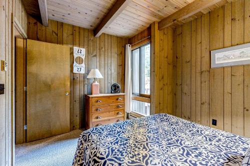 a bedroom with a bed and a window at Snowy Peaks Hideaway in Conway
