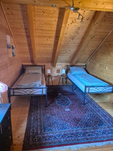 Cette chambre mansardée comprend 2 lits. dans l'établissement Großes gemütliches Chalet im Steigerwald nähe Bamberg, à Lisberg