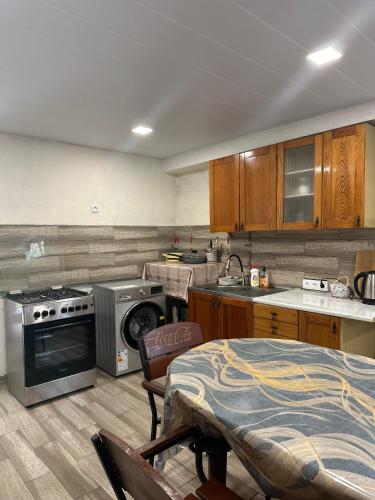 Una cocina o zona de cocina en Villa Rachuli Sakhli
