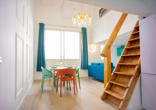 une cuisine et une salle à manger avec une table et des chaises dans l'établissement DUPLEX 60m2 - MONTPELLIER PROCHE GARE, à Montpellier