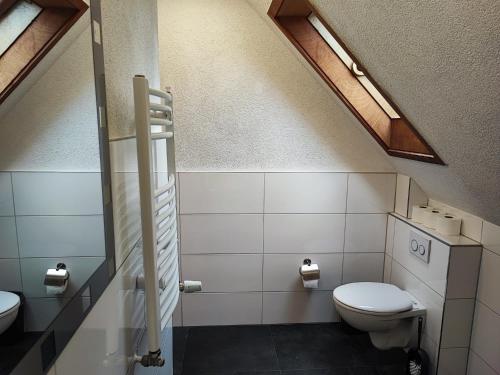 un baño con inodoro y lavabo en Green Apartments, en Herbrechtingen