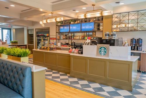 a coffee shop with a counter in a restaurant at Callaway Resort & Gardens in Pine Mountain