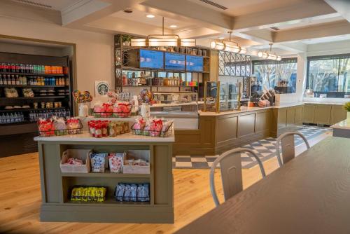 a store with a counter and chairs in a room at Callaway Resort & Gardens in Pine Mountain