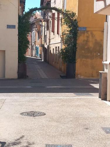 Une rue de la ville avec un trou d'homme dans la rue dans l'établissement Comme chez Soi, à Martigues