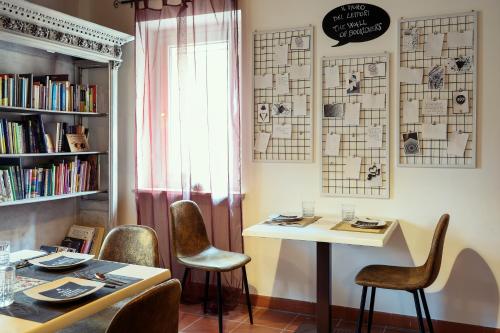 a dining room with a table and chairs and a book shelf at B&B Il Bed and Bookfast in Mercatello