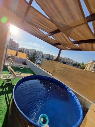 アンマンにあるRooftop pool with terraces F-Rの屋上に設置された青い大型バスタブ