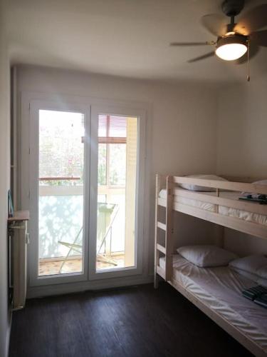 - une chambre avec 2 lits superposés et une porte coulissante en verre dans l'établissement Hébergement 4 pièces à Marseille près du Vélodrome, à Marseille