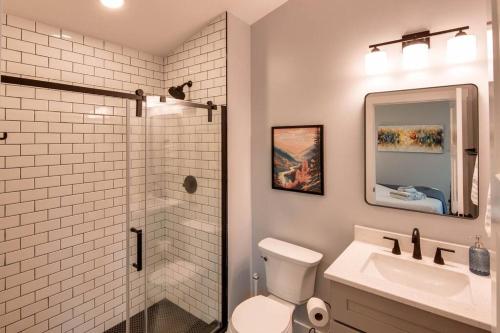 Koupelna v ubytování Brand New Modern Asheville Escape