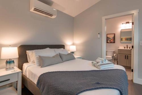 Postel nebo postele na pokoji v ubytování Brand New Modern Asheville Escape