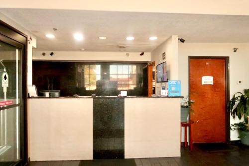 El lobby o recepción de Studio 6 Elkhart, IN- Kitchenette Rooms