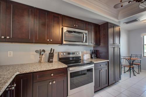 Una cocina o cocineta en Anna Maria Island Beach View 207