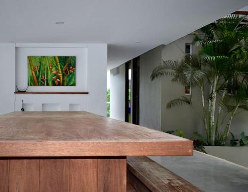 a kitchen with a wooden counter and a painting on the wall at Magnifica finca santa fe de Antioquia in Santa Fe de Antioquia
