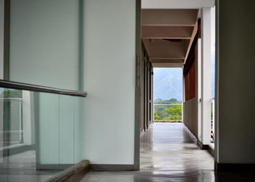 an empty corridor in a building with a view at Magnifica finca santa fe de Antioquia in Santa Fe de Antioquia