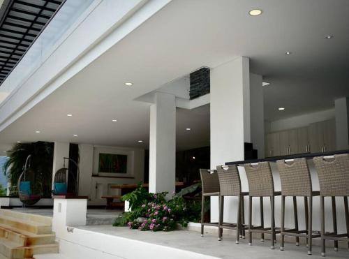 a group of chairs sitting in the middle of a building at Magnifica finca santa fe de Antioquia in Santa Fe de Antioquia