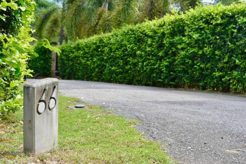 a rock with scissors painted on it on the side of a road at Magnifica finca santa fe de Antioquia in Santa Fe de Antioquia