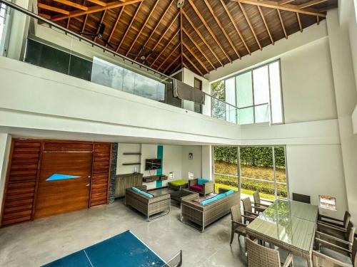 a living room with a couch and a table at Magnifica finca santa fe de Antioquia in Santa Fe de Antioquia