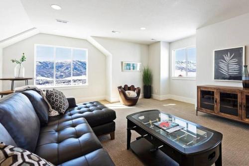 Ruang duduk di Mountain Zen with Game Room and 2 Living Areas