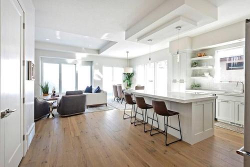 Dapur atau dapur kecil di Mountain Zen with Game Room and 2 Living Areas