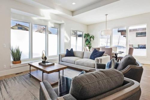 Ruang duduk di Mountain Zen with Game Room and 2 Living Areas