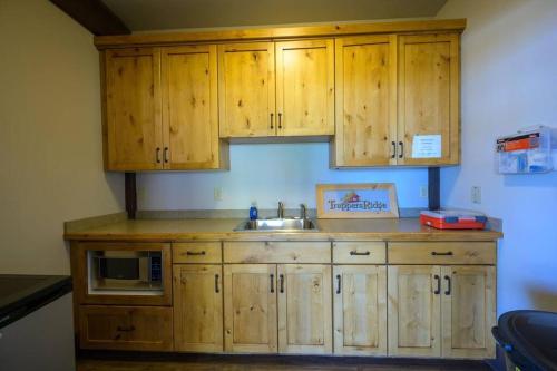 Dapur atau dapur kecil di Mountain Zen with Game Room and 2 Living Areas