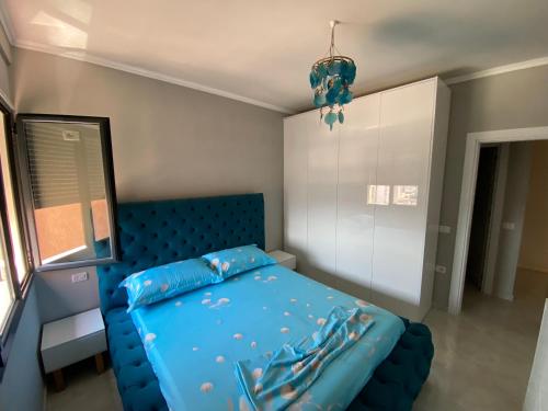 Ένα ή περισσότερα κρεβάτια σε δωμάτιο στο VloraGB Apartment