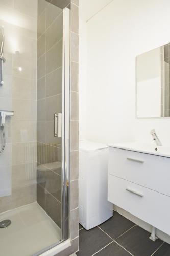 une salle de bain avec douche et lavabo dans l'établissement Le Cocon Des Prébendes - Hypercentre - Netflix, à Tours
