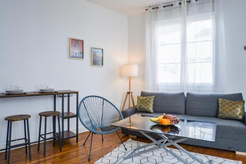 un salon avec un canapé et une table dans l'établissement Le Cocon Des Prébendes - Hypercentre - Netflix, à Tours