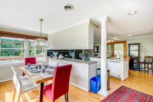 Modern Clarence Home on Main Street!にあるキッチンまたは簡易キッチン