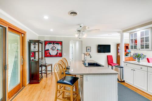 Modern Clarence Home on Main Street!にあるテレビまたはエンターテインメントセンター