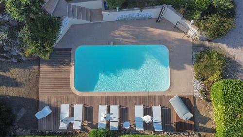 - une vue sur la piscine dotée de chaises longues dans l'établissement Villa Le Soleil Bleu - Piscine - Jardin, à Le Tignet