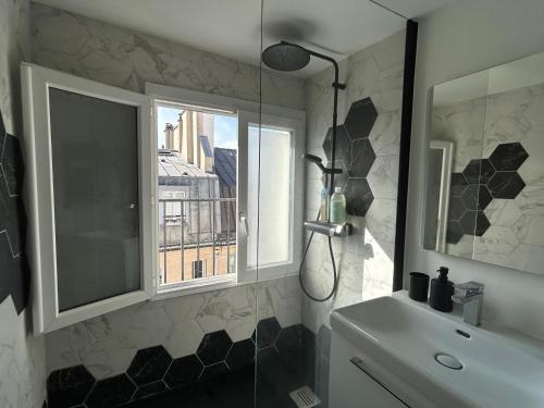 une salle de bain avec un lavabo et une fenêtre dans l'établissement Unit 018 Saint Germain des Près - one bedroom apartment 4 pax, à Paris