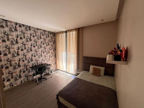 a bedroom with a bed and a piano at 150 M2 Appartement Residence Picine Tamaris in Casablanca