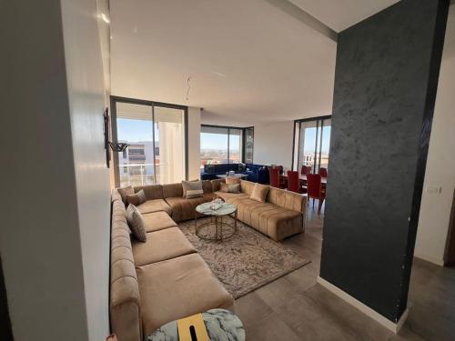 a living room with a couch and a table at 150 M2 Appartement Residence Picine Tamaris in Casablanca