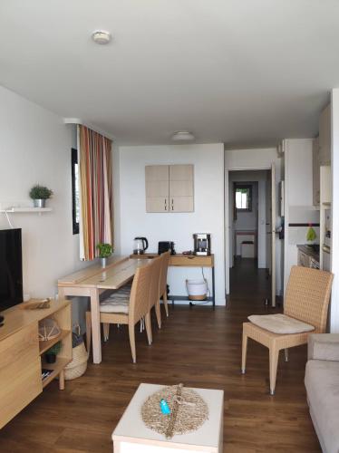 un salon avec une table et une salle à manger dans l'établissement Cannes Villa Francia appartement climatisé vue mer, à Cannes