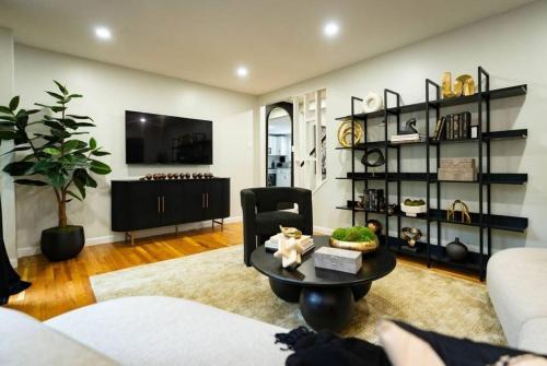 Televisyen dan/atau pusat hiburan di Modern Single Family Home minutes from Fort hill