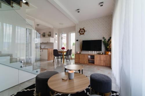 AROMA DĘBKI Całoroczny prywatny dom na zamkniętym osiedlu.