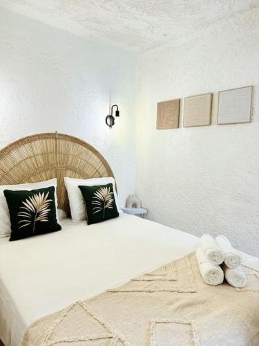 une chambre avec un grand lit avec des serviettes dessus dans l'établissement T2 4 personnes proche des plages, à Saint-Raphaël