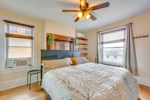 Katil atau katil-katil dalam bilik di Dog-Friendly Pittsburgh Home, 3 Mi to Downtown!