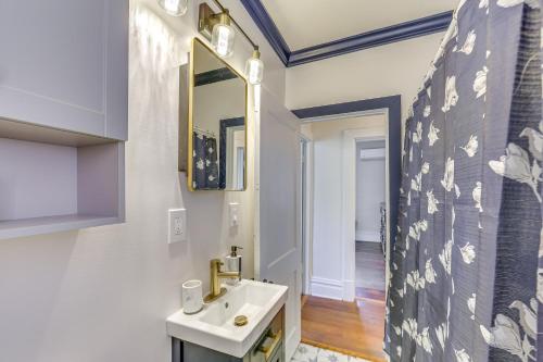 Bilik mandi di Dog-Friendly Pittsburgh Home, 3 Mi to Downtown!