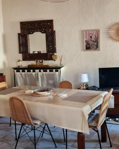 - une table à manger avec des chaises et un miroir dans l'établissement Maison Casa Maria, à Corbara