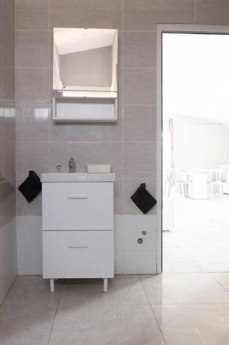 Ένα μπάνιο στο 2 bdr cozy apartment in city center, Wifi - LCGR